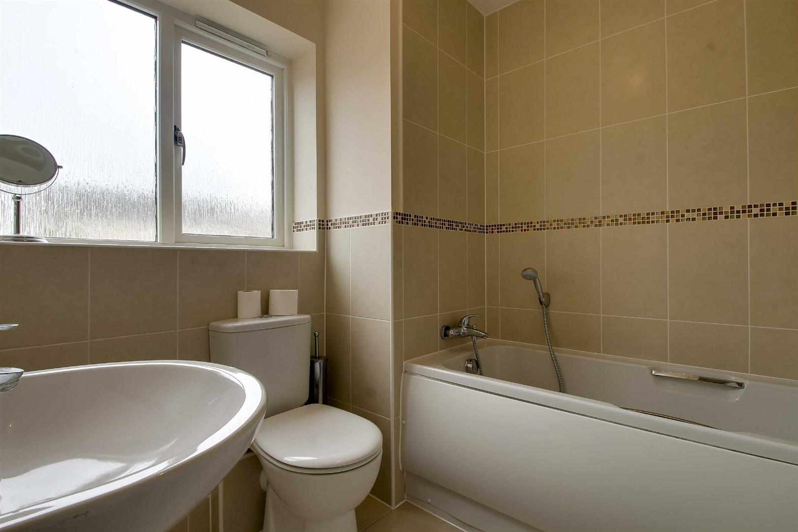 5 bed property in Warwick Avenue, Milton Keynes